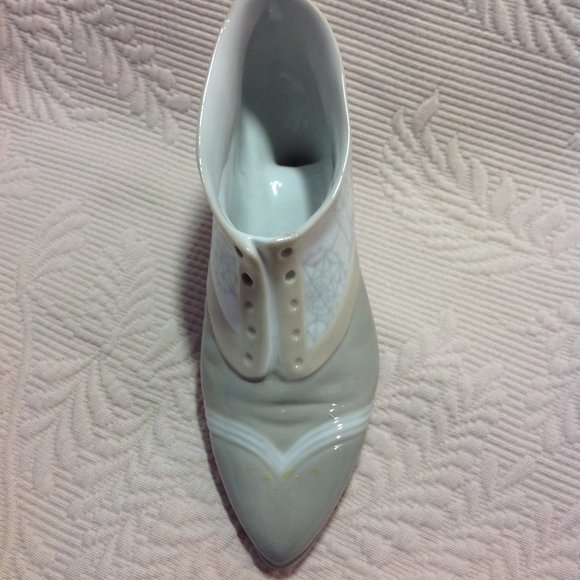 Lladro Figurine of Victorian Lace-up Shoe Active - Picture 5 of 14